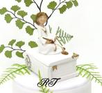 Prachtige communie beeldje kindje zit op een bijbel., Ophalen of Verzenden, Nieuw, Versiering, Overige