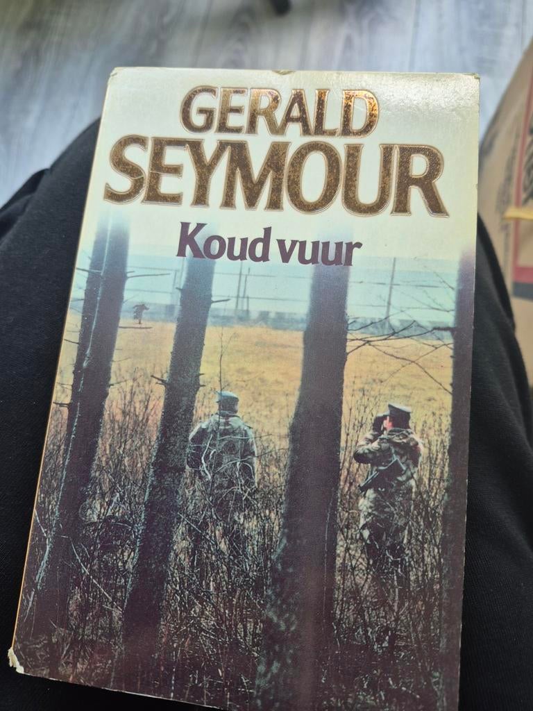 Koud vuur - Gerald Seymour (Thriller), Boeken, Thrillers, Gelezen, Europa overig, Ophalen of Verzenden