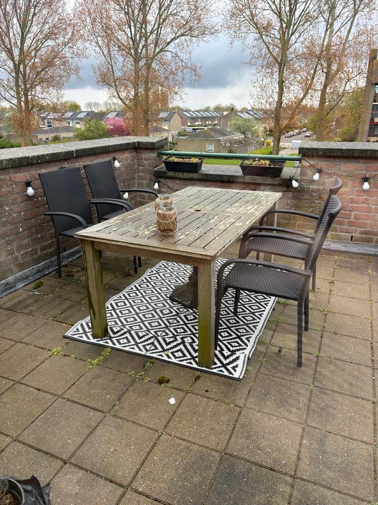 Gratis: Teak houten tafel en parasolvoet, Tuin en Terras, Ophalen, 4 zitplaatsen, Gebruikt, Eettafel