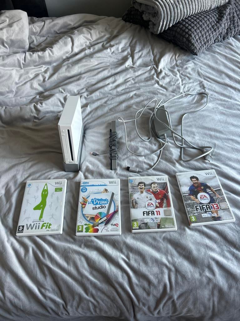 Wii Console met 4 spellen: Wii Fit, uDraw Studio, FIFA 11, F, Spelcomputers en Games, Games | Nintendo DS, Ophalen of Verzenden