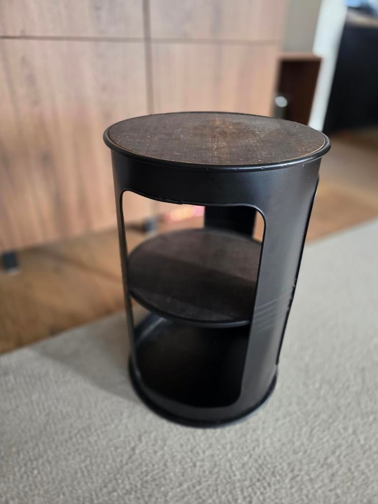 Industrieele bijzettafel mat zwart met hout olievat ., Ophalen of Verzenden, Minder dan 50 cm