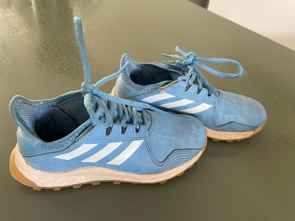 Adidas hockeyschoenen lichtblauw maat 32, Ophalen of Verzenden, Gebruikt, Schoenen