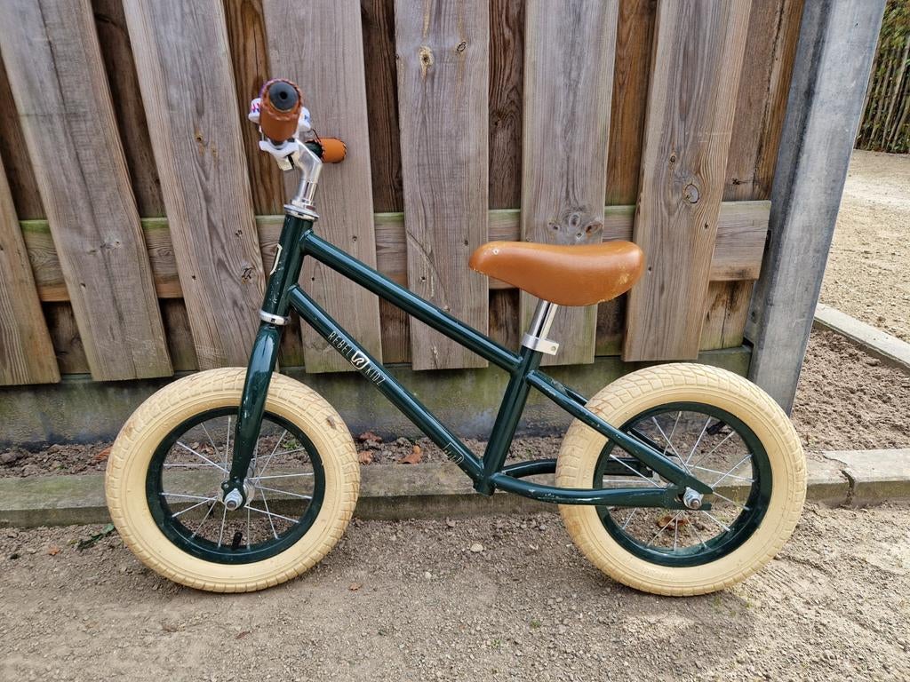 Donkergroene loopfiets met bruin zadel, Ophalen