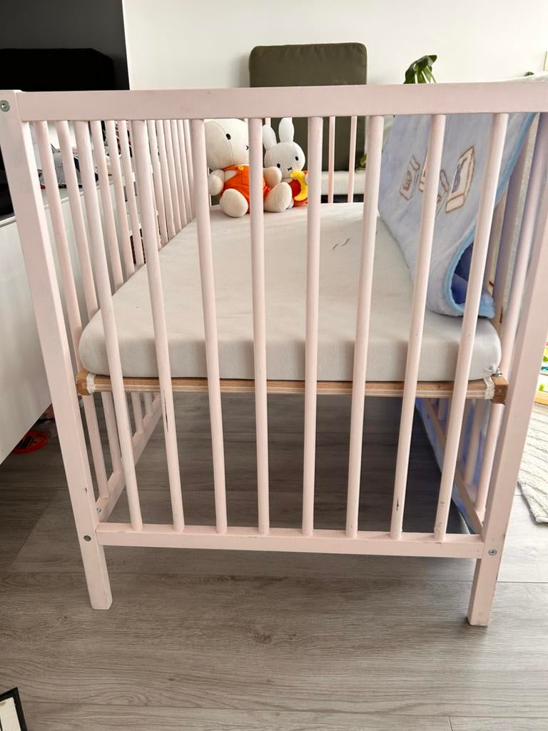 Ikea ledikant in het roze, Kinderen en Baby's, Babywiegjes en Ledikanten, Ophalen of Verzenden, Zo goed als nieuw, Ledikant