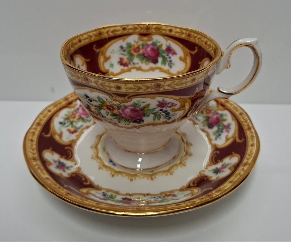 Royal Albert Lady Hamilton Theekop en Schotel, Antiek en Kunst, Antiek | Porselein, Ophalen of Verzenden