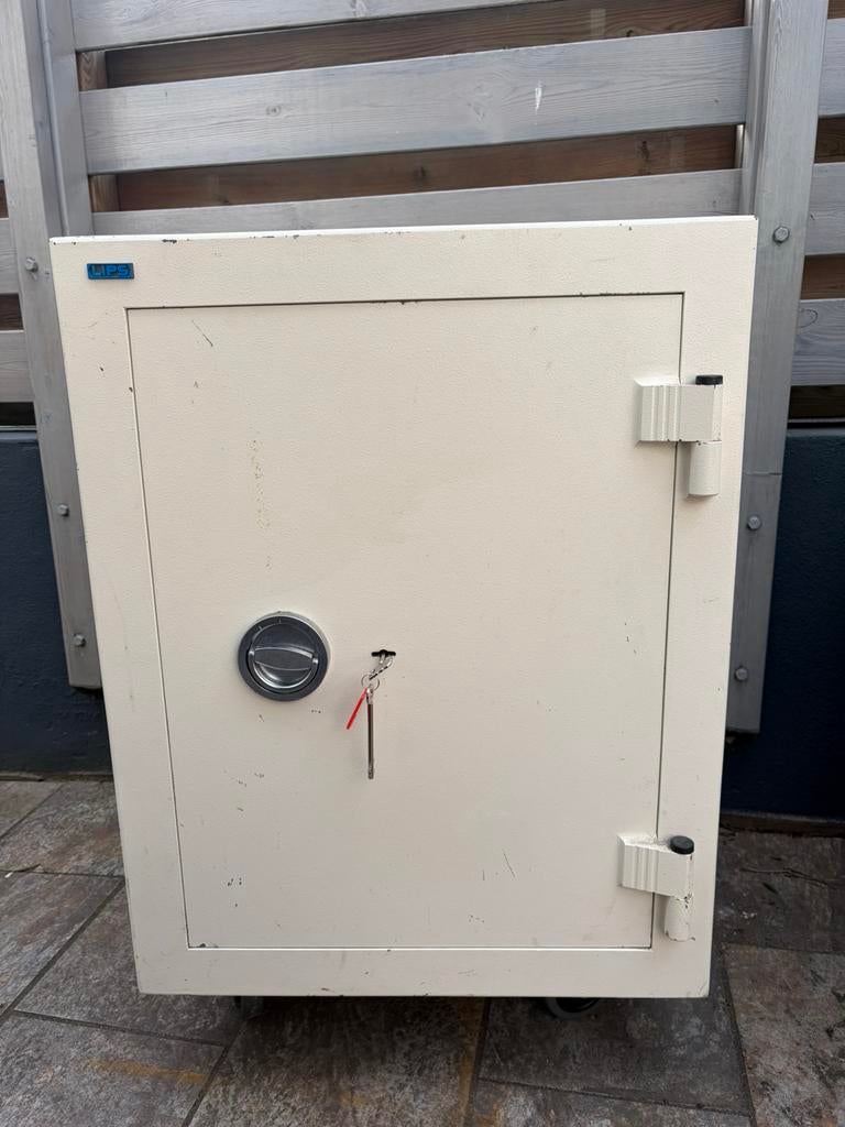 Grote inbraakwerende en brandvertragende Lips kluis, Ophalen, Zo goed als nieuw, Brandkast