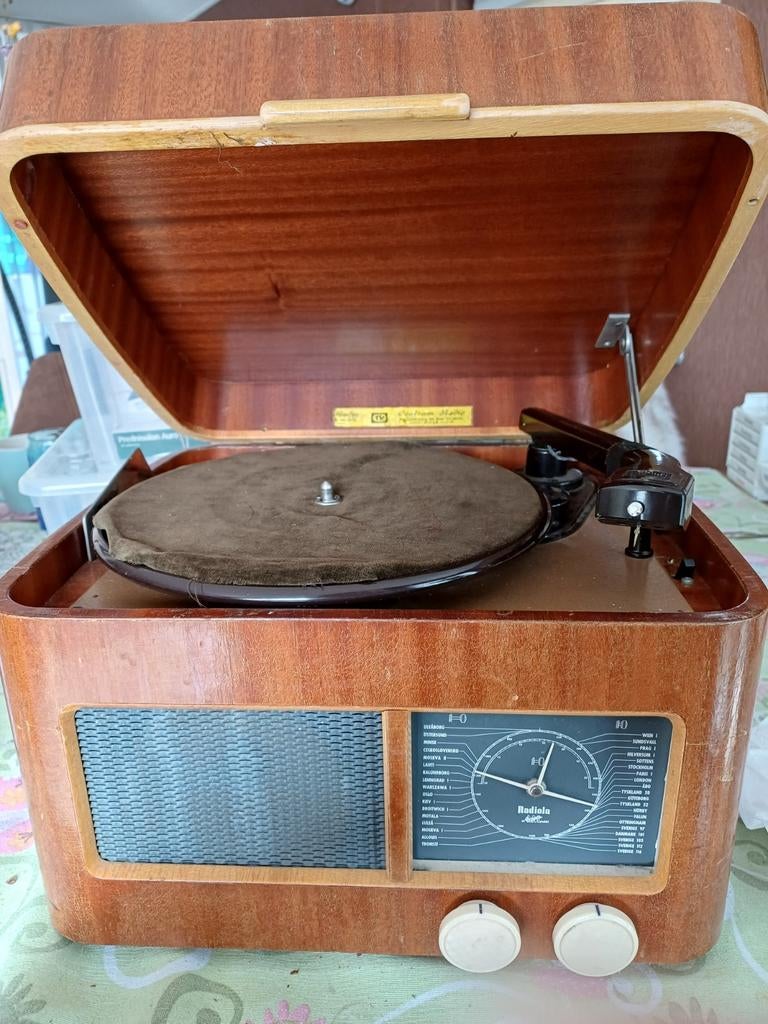 Prachtige antieke radio met platenspeler, Ophalen