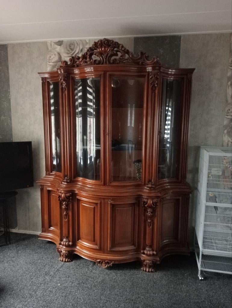 Prachtige klassieke vitrinekast met houtsnijwerk, Huis en Inrichting, Kasten | Vitrinekasten, Ophalen, Met deur(en), 150 tot 200 cm