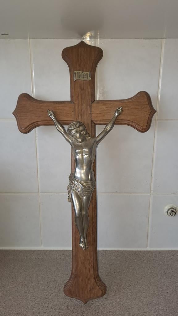 Houten kruis met zilverkleurig Jezusbeeld - Religieuze kunst, Antiek en Kunst, Antiek | Religie, Ophalen of Verzenden