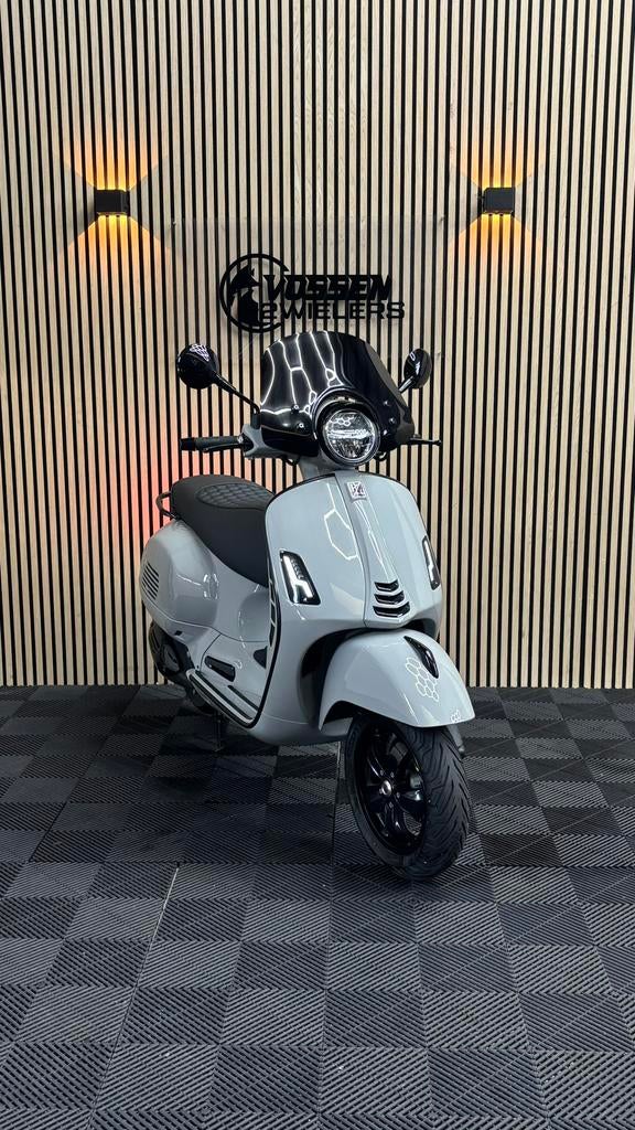 Vespa GTS 300 HPE | 2022 | 2085 km | Krijtgrijs | Custom, Motoren, Scooter, Bedrijf, Minimaal motorrijbewijs A2, 1 cilinder