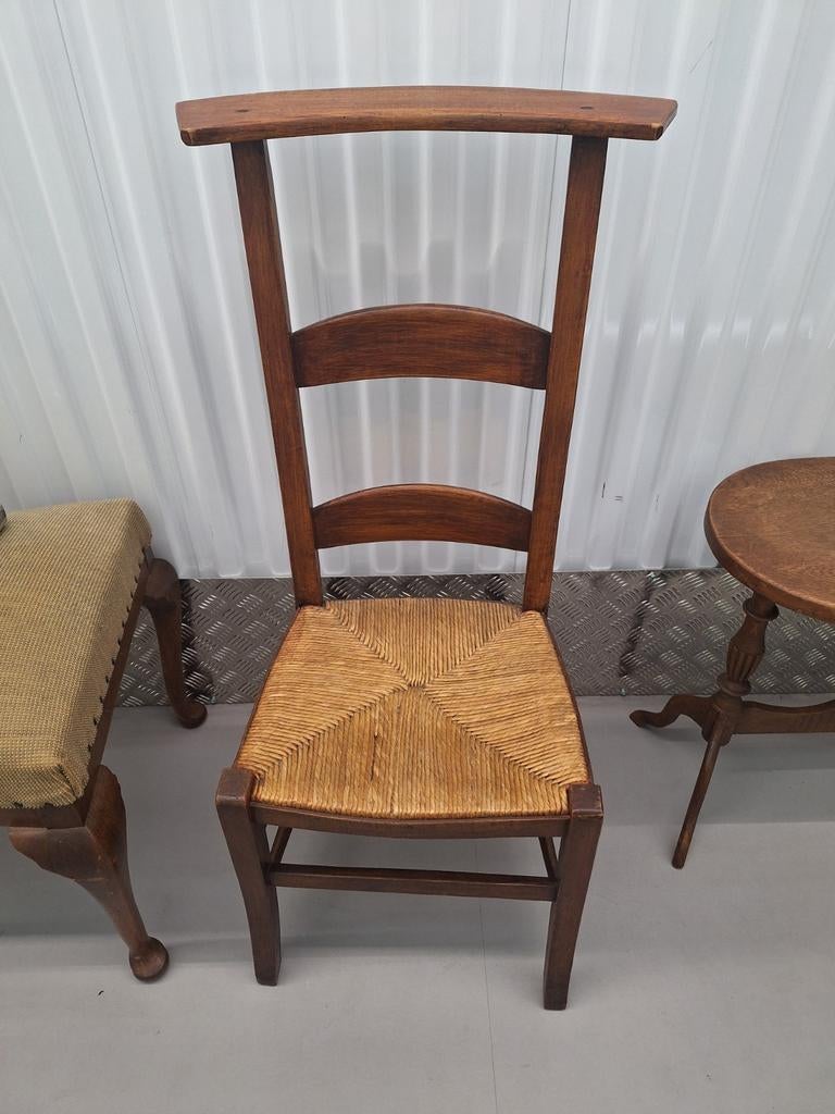 Antieke houten bidstoel met biezen zitting, Ophalen