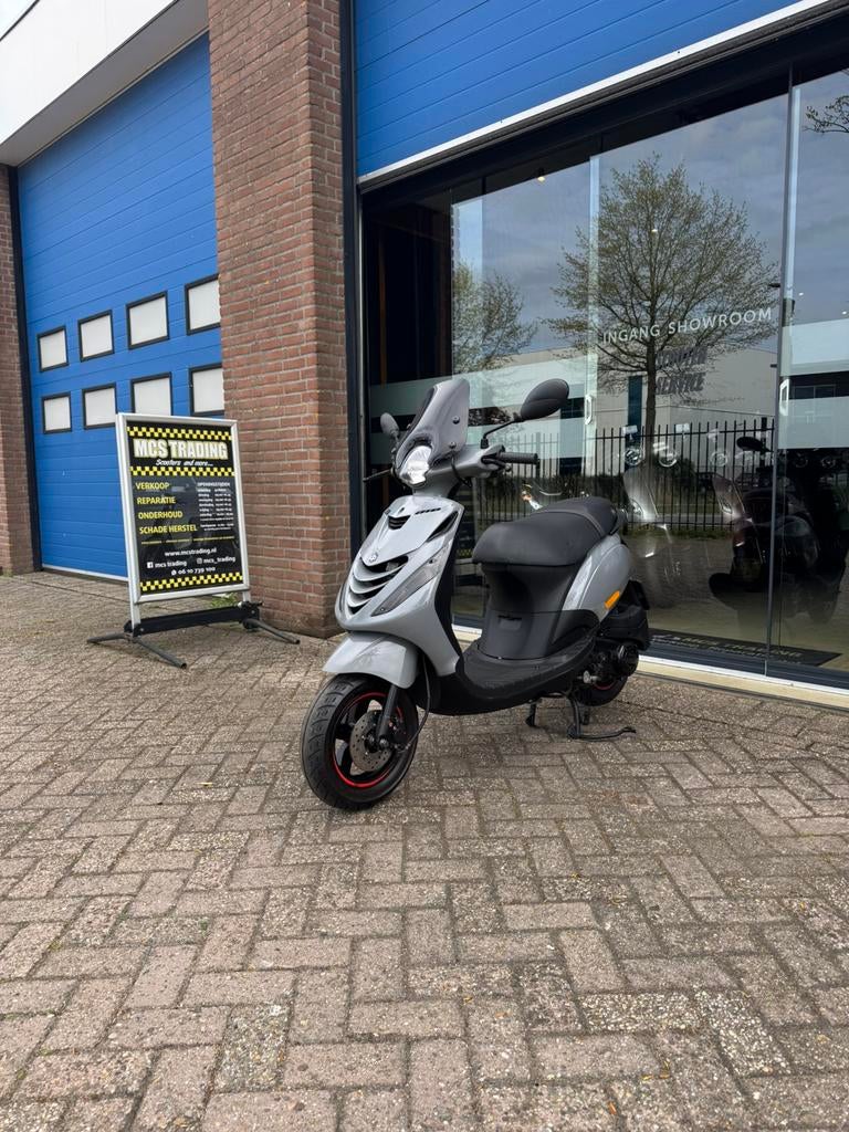 Piaggio zip brom/nardo grey/bj 2020/km 8809/2e eigenaar, Fietsen en Brommers, Scooters | Piaggio, Gebruikt, Zip, Maximaal 45 km/u