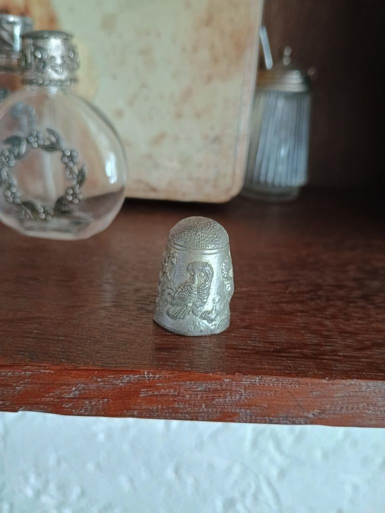 Oude Engelse vingerhoed - uil, Verzamelen, Vingerhoedjes, Ophalen of Verzenden, Gebruikt