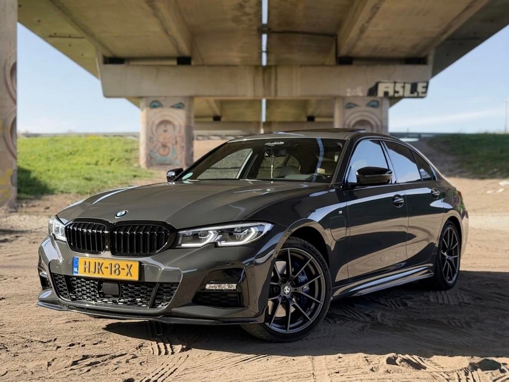 BMW 3-Serie 330e High Executive PANO|M-SPORT|HEAD-UP|H&K|19’, Auto's, BMW, Automaat, 1998 cc, Achterwielaandrijving, Sedan