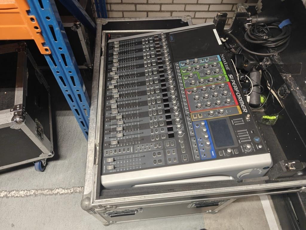 soundcraft Performer 2 in doghouse flightcase, Ophalen, Gebruikt, 20 kanalen of meer, Microfooningang