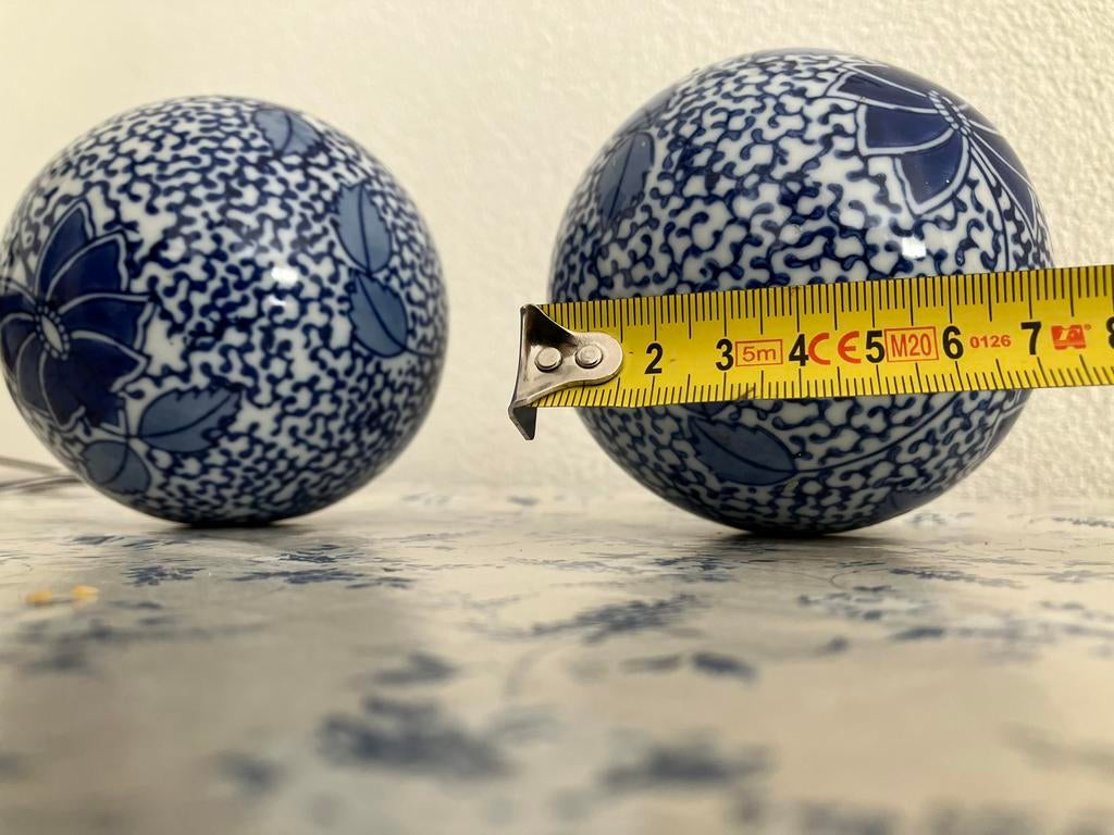 Twee blauw-witte keramische ballen, Antiek en Kunst, Ophalen