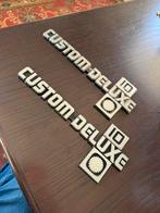 2 Chevrolet Custom Deluxe emblemen C10, Ophalen of Verzenden, Gebruikt, Chevrolet