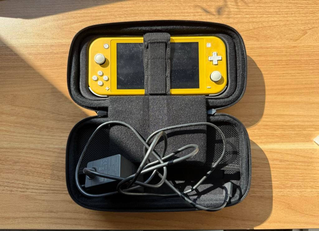 Nintendo Switch Lite Geel met beschermhoes en oplader, Ophalen of Verzenden, Geel, Gebruikt, Met beschermhoes of tas