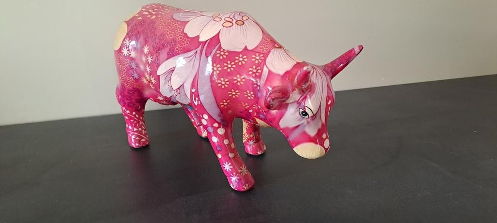 Roze koe spaarpot met bloemenpatroon., Ophalen of Verzenden, Steen, Aardewerk of Keramiek, Dier