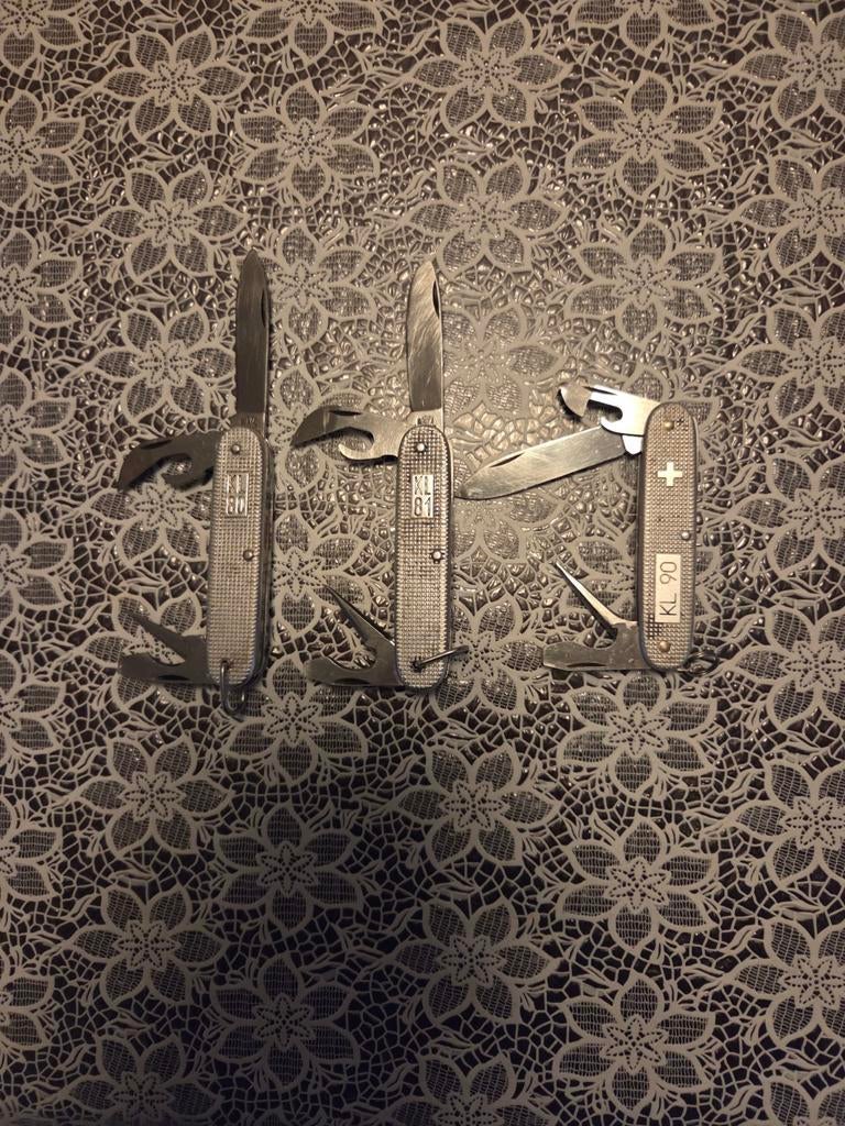 Drie Zwitserse zakmessen,kl 80 KL 81 en KL 90, Ophalen of Verzenden, Landmacht, Nederland, Embleem of Badge