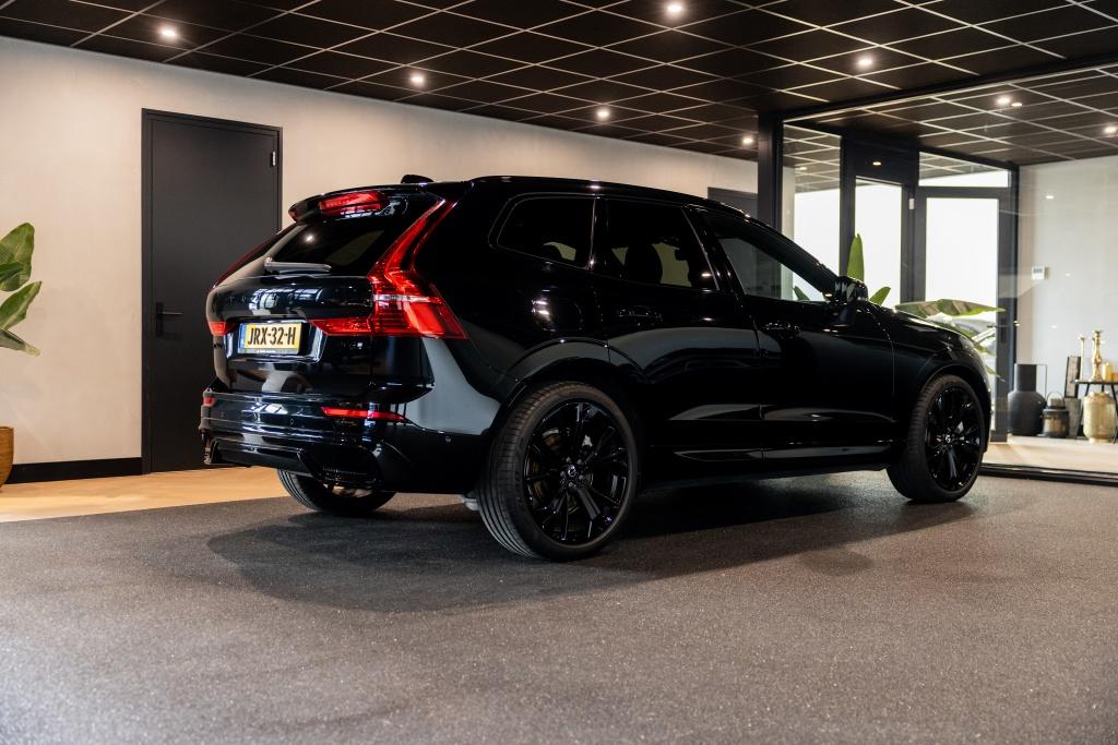 Volvo XC60 T6 Plus Black Edition Recharge AWD | Luchtvering, Auto's, Volvo, 12 maanden, Gebruikt, 4 cilinders, Zwart