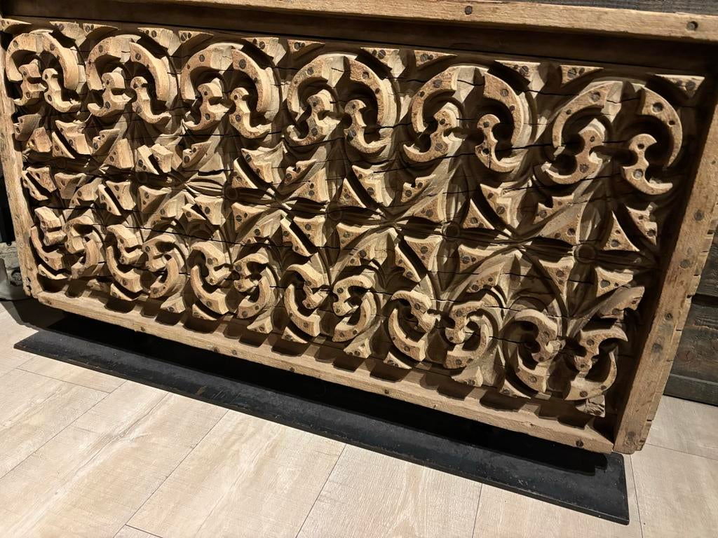 Decoratie houtsnijwerk, Ophalen