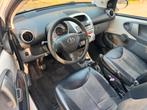 Toyota Aygo 1.0-12V Xcite White LUXE uitvoering airco leer z, Voorwielaandrijving, Gebruikt, 4 stoelen, Origineel Nederlands