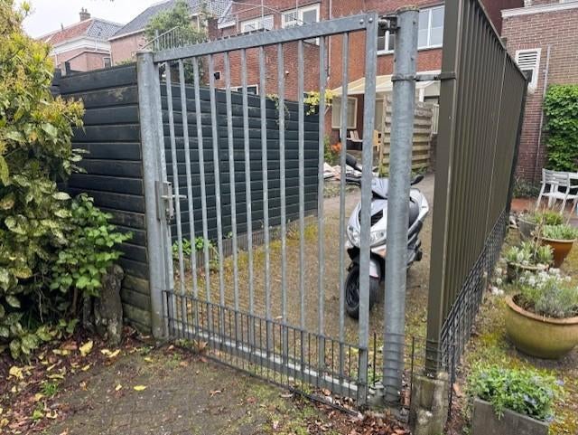 Mooi en stevig hek met klink en slot, Ophalen, Met poort, Gebruikt, Spijlenhekwerk