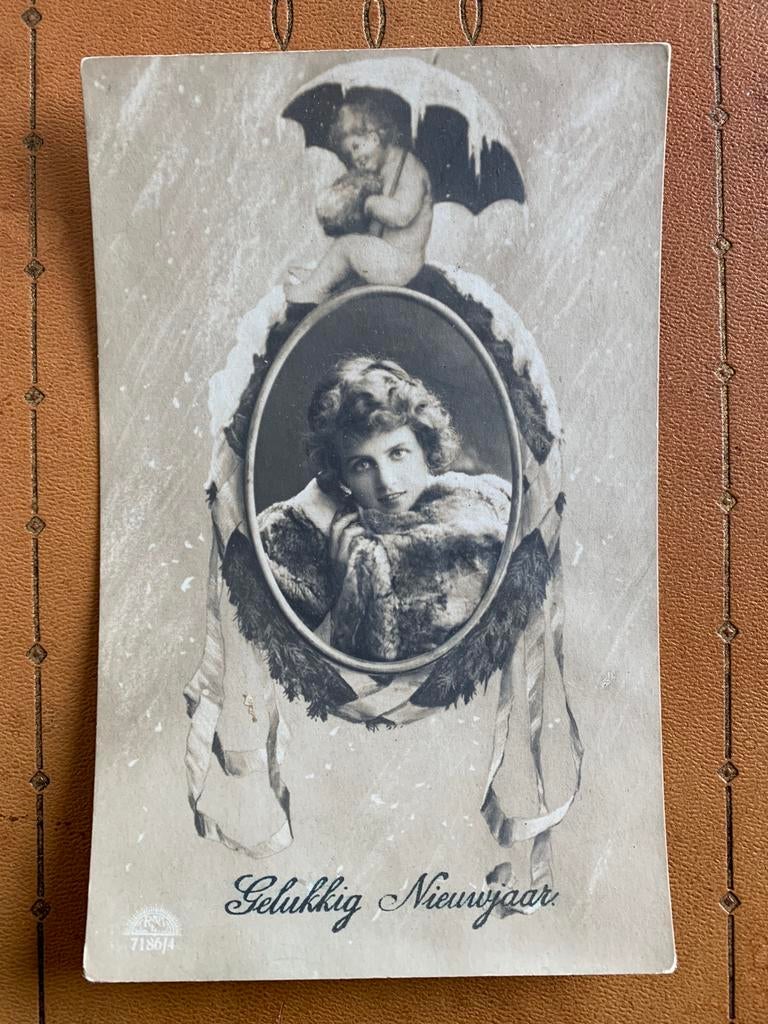 Gelukkig Nieuwjaar - dame in krans, kindje onder paraplu, Verzamelen, Ansichtkaarten | Themakaarten, Ophalen of Verzenden, Voor 1920