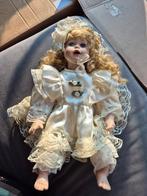 Vintage porseleinen pop met blonde krullen en kanten kleding, Ophalen of Verzenden, Gebruikt, Overige typen