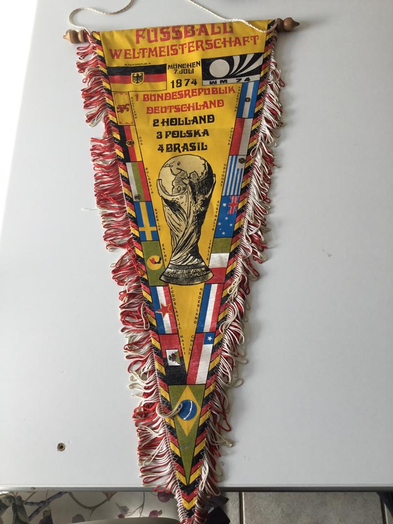 Vintage WK 1974 Voetbal Vaantje - West-Duitsland Kampioen, Ophalen of Verzenden, Gebruikt, Overige sporten, Vaantje of Sjaal