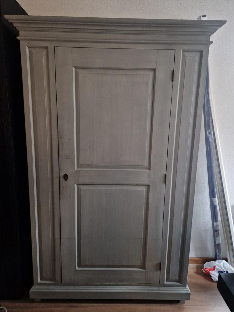 Brokante mooie kast staat in krijtverf, Huis en Inrichting, Ophalen, Met plank(en), Gebruikt, Minder dan 150 cm