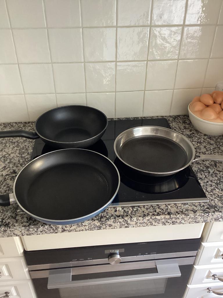 3 grote pannen + grillpan, Ophalen of Verzenden, Zo goed als nieuw, Aluminium, Koekenpan of Braadpan