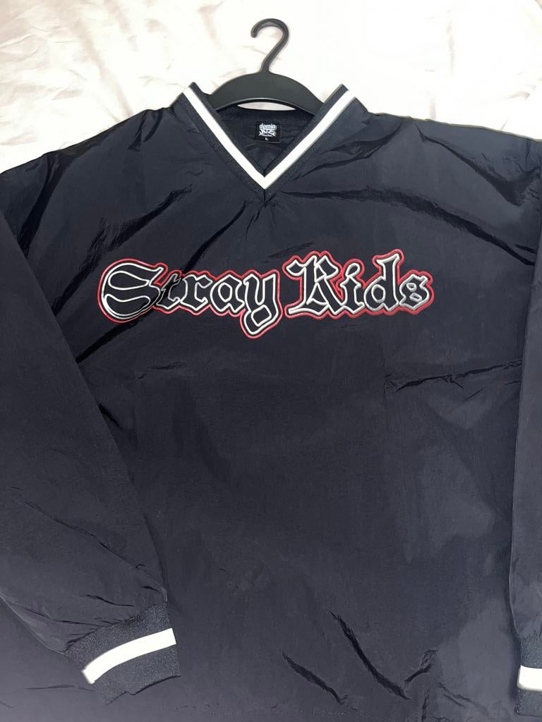 Stray Kids windbreaker jersey, Ophalen of Verzenden, Nieuw, Maat 52/54 (L), Zwart