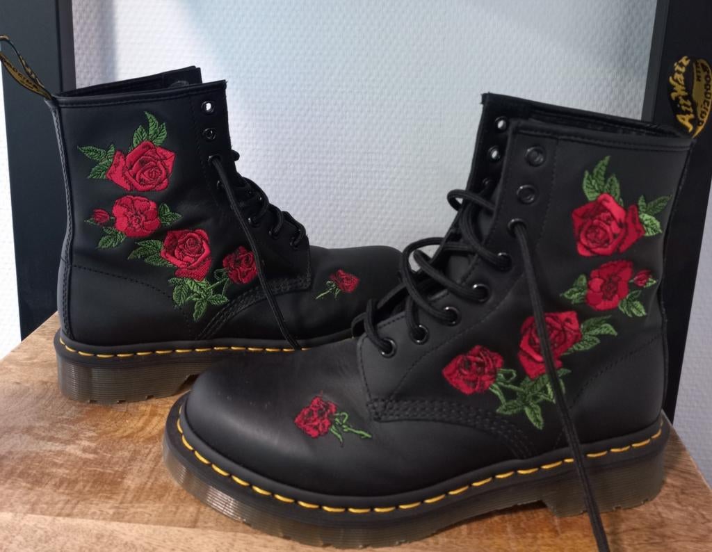 Nieuwe originele zwarte DR Martens laarzen, met rode rozen., Ophalen of Verzenden, Nieuw, Rood