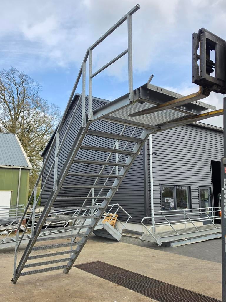 Stalen trap met bordes gegalv hoog 3,15mtr nor011, Ophalen, Zo goed als nieuw, 2 tot 4 meter