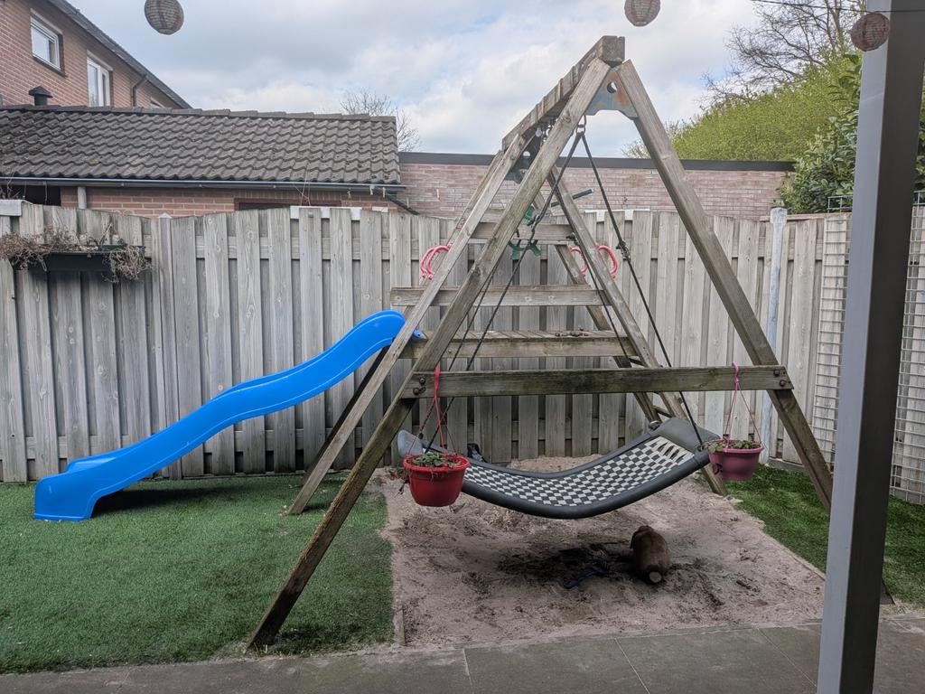 Houten speeltoestel met glijbaan en twee schommels, Ophalen