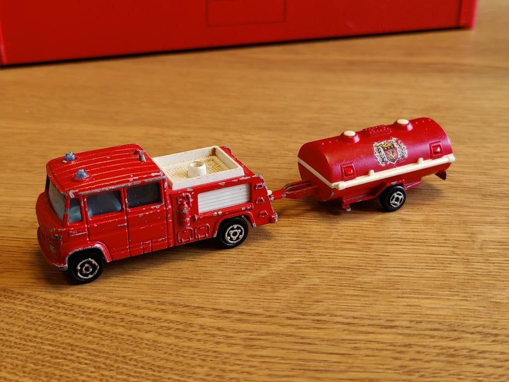 Majorette Mercedes Brandweer met Aanhanger ROOD, Hobby en Vrije tijd, Modelauto's | Overige schalen, Ophalen of Verzenden, Gebruikt