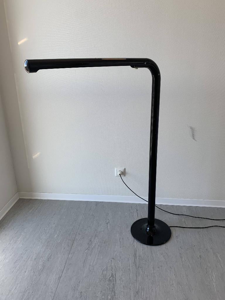 Anders Pehrson ‘Tube’ vloerlamp - origineel met sticker, Huis en Inrichting, Lampen | Vloerlampen, Ophalen, Gebruikt, Metaal, 150 tot 200 cm