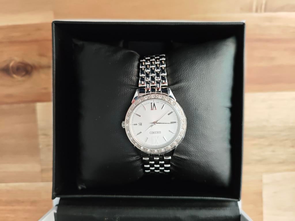 Nieuw Seiko SUR695P1 Dames Horloge met Strass, Sieraden, Tassen en Uiterlijk, Horloges | Dames, Staal, Polshorloge, Nieuw, Ophalen of Verzenden