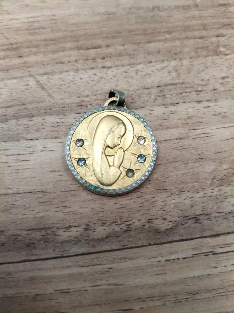 Gouden hanger met Maria en kristallen, Ophalen