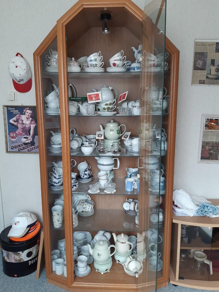 Vitrine kast  inclusief inhoud., Ophalen, Zo goed als nieuw, 25 tot 50 cm, 50 tot 100 cm