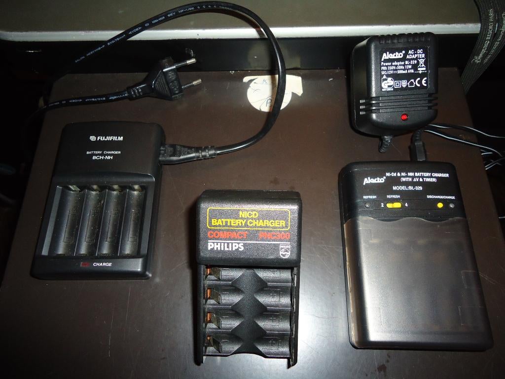 3 Opladers voor Batterijen, Ophalen of Verzenden, Zo goed als nieuw