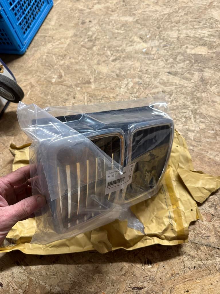 BMW E30 Grilldeel Midden Chroom Origineel Nieuw, Auto-onderdelen, Carrosserie en Plaatwerk, Ophalen of Verzenden, Nieuw, BMW