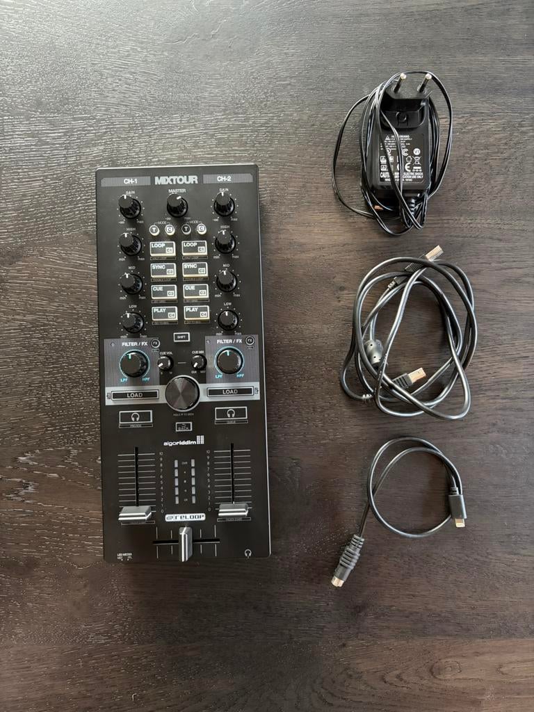 Reloop Mixtour DJ Controller – Compact & mobiel, Ophalen of Verzenden, Zo goed als nieuw, Minder dan 5 kanalen