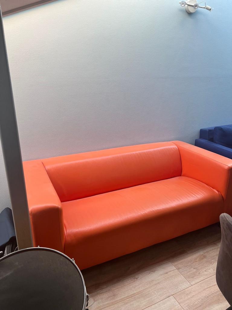 Gratis - Oranje leren tweezitsbank, Ophalen, 150 tot 200 cm, Tweepersoons, Zo goed als nieuw