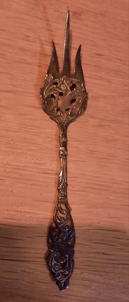 Antieke zwaar verzilverde vork / prikker met decoratie, Ophalen