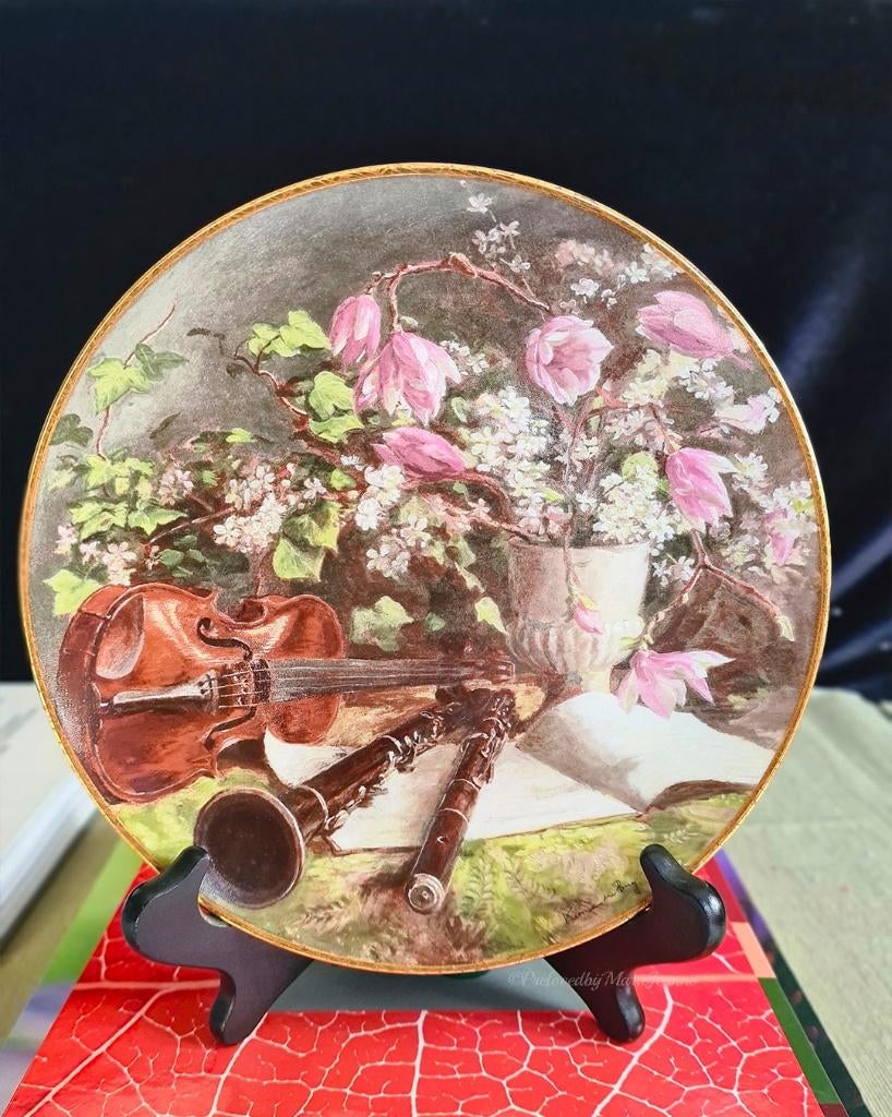 Royal Mosa sierbord -1988 Stilleven in de muziekkamer, Antiek en Kunst, Antiek | Wandborden en Tegels, Ophalen of Verzenden