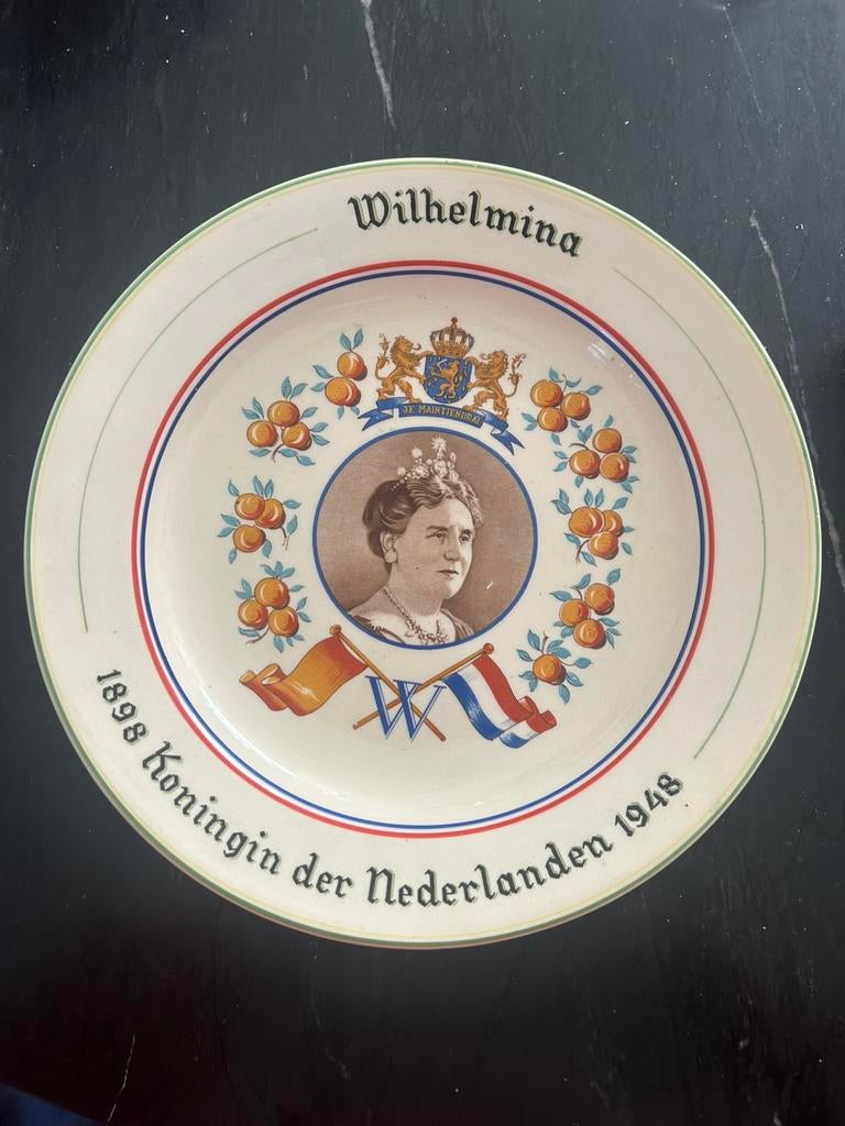 Porseleinen bord KONINGIN WILHELMINA 1998-1948, Ophalen of Verzenden, Zo goed als nieuw, Nederland, Servies