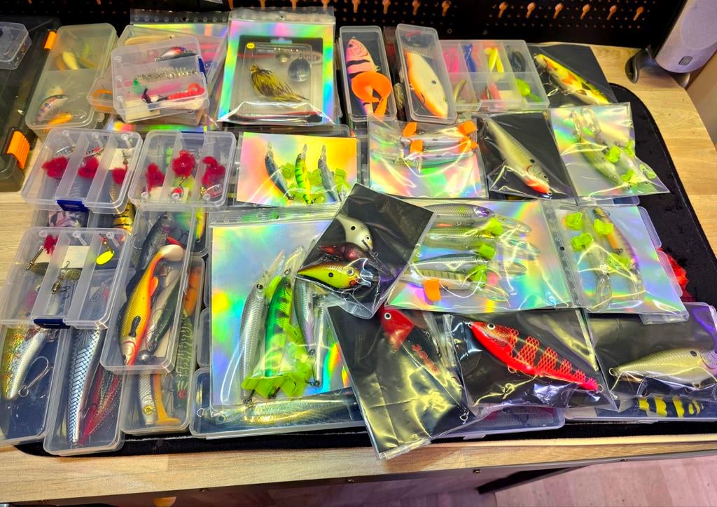 Grote partij KUNSTAAS  : KONINGSDAG 2026 DRACHTEN !!! LEZEN, Watersport en Boten, Hengelsport | Roofvissen, Ophalen, Nieuw, Complete set